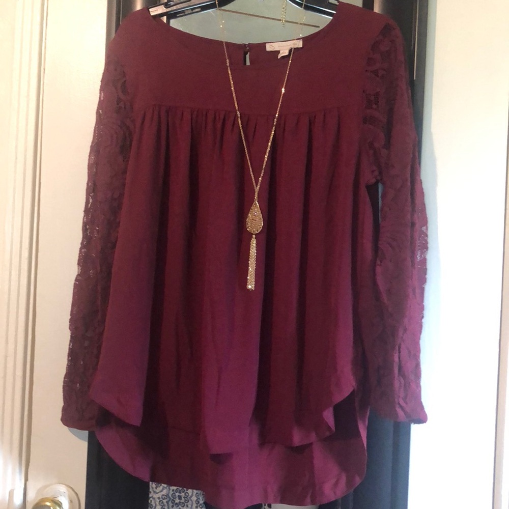 Blouse with lace sleeves